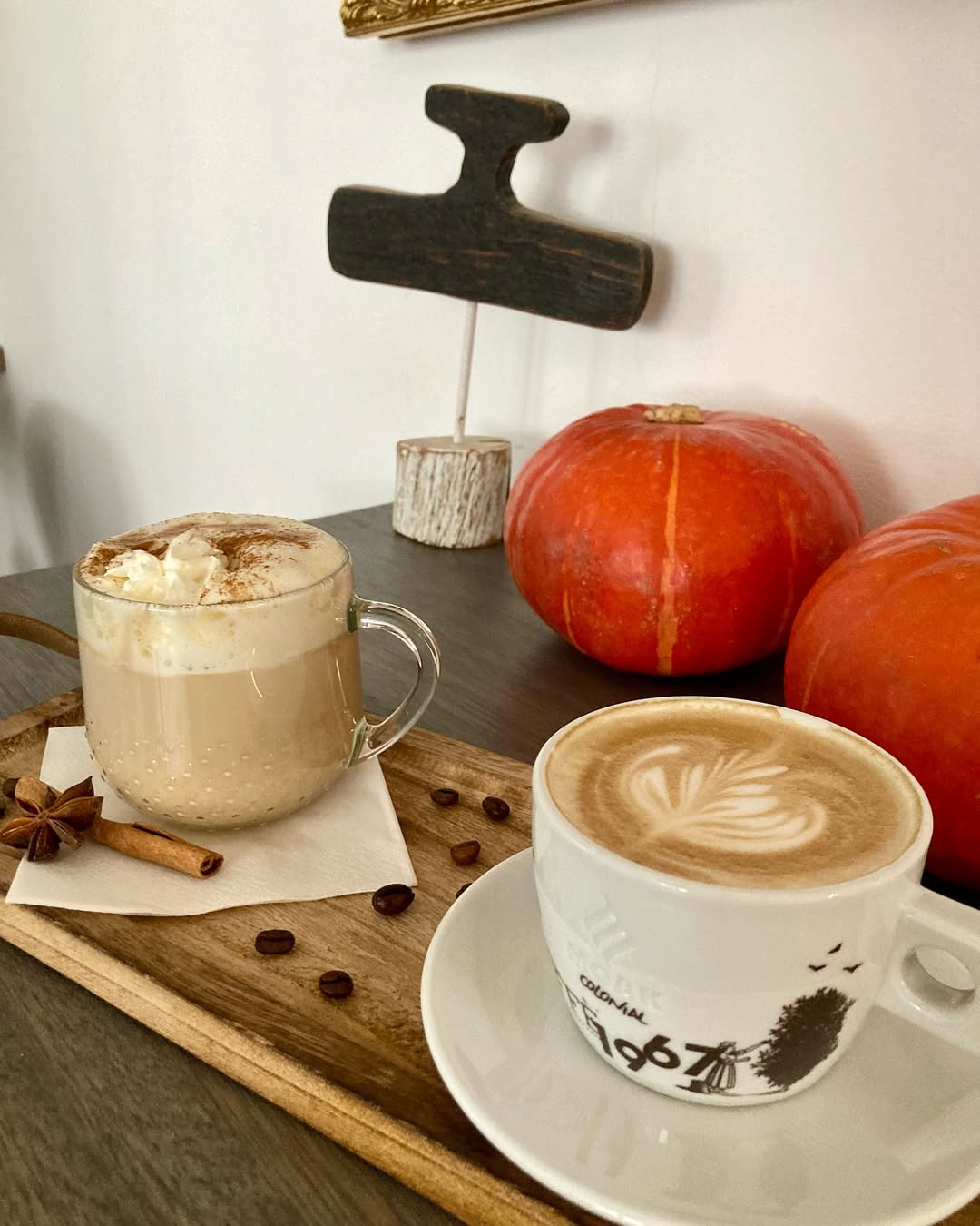 Útulný interiér kavárny