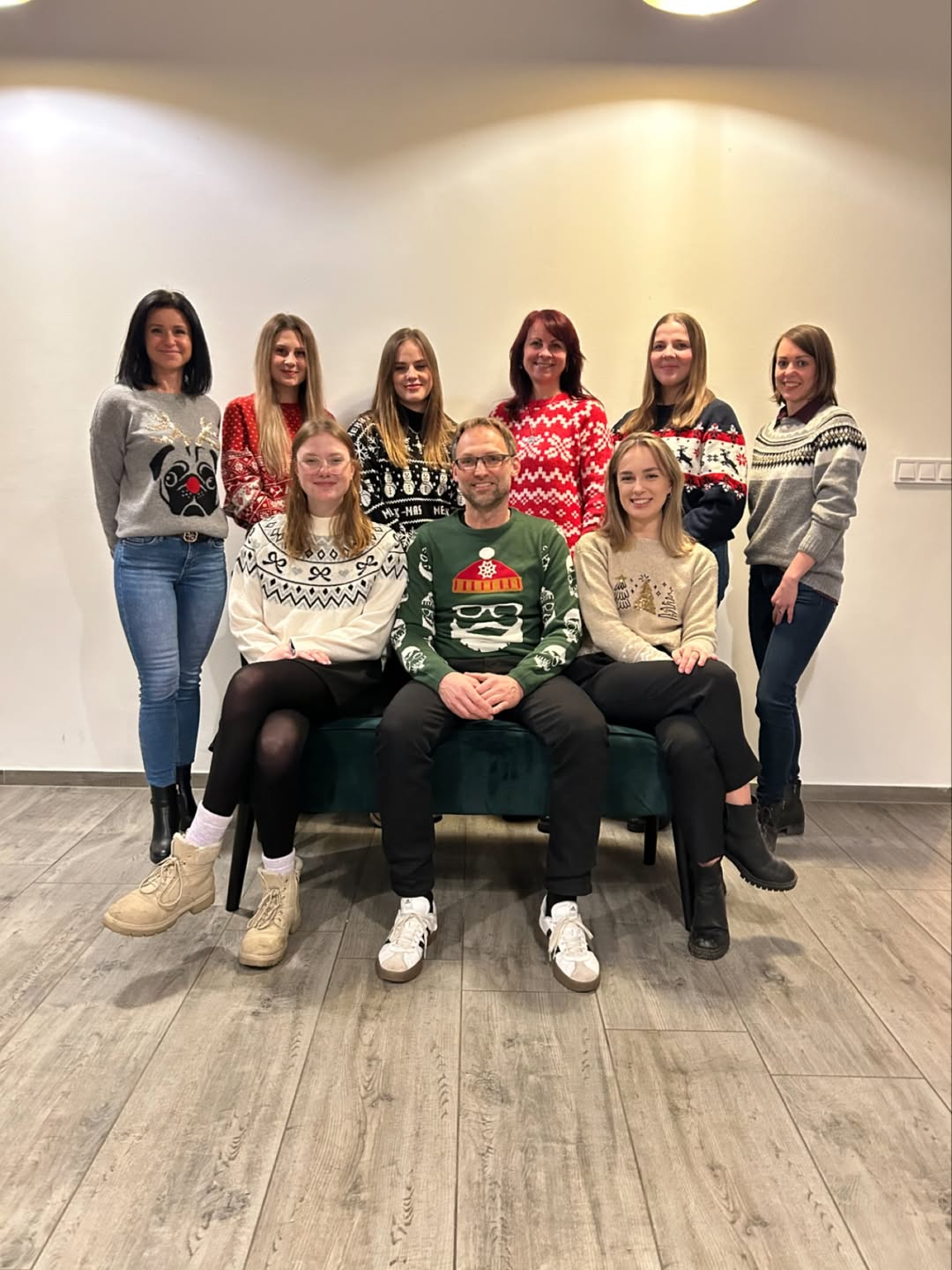 Tým Gram Kafé při práci v kavárně