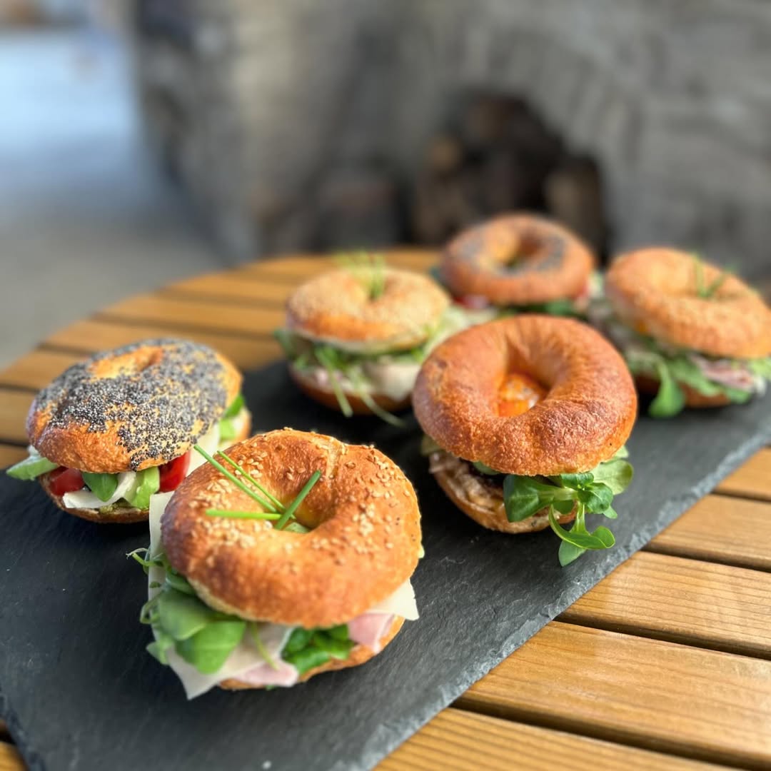 Večerní interiér Gram Kafé