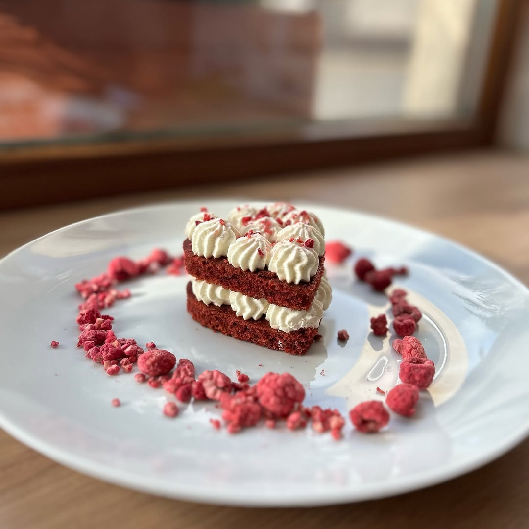 Stůl s nápojem a dezertem v Gram Kafé