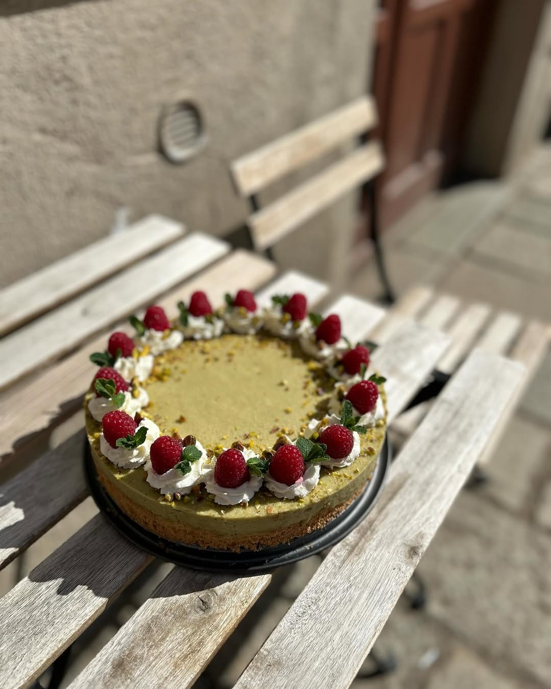 Pistáciový dort s kyselou malinou